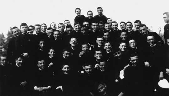 Venegono, 1945. Skupinová fotografie ze semináře (o. Giussani uprostřed). © Osobní archív Livia Giussani - Fraternita CL