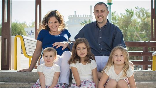 Rodina Avallone: těhotná Silvia s Robertem a jejich dětmi