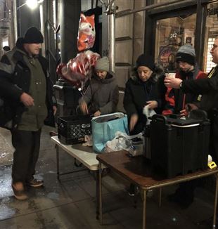 Dobrovolníci z One City Mission s bezdomovci z New Yorku.