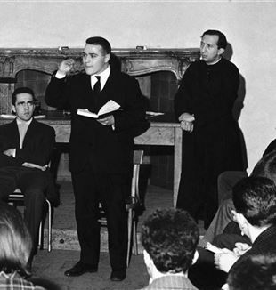 Luigi Negri s donem Giussani v roce 1963, během setkání  kulturní komise v sídle Studentské mládeže, via Statuto v Miláně (Foto Archiv Fraternita CL)