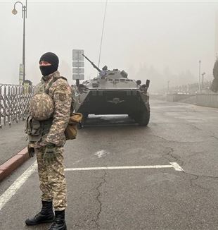 Kazašské bezpečnostní složky před radnicí v Almaty na začátku ledna (©Ansa/Xinhua.org)