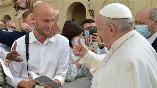 David Macek předává papeži Františkovi knihu Výchova jako komunikace o sobě samém