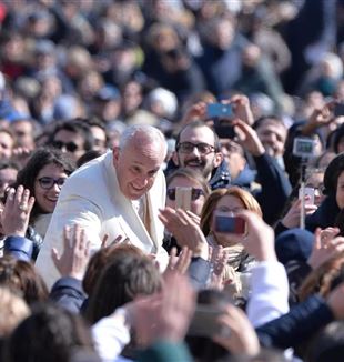Papež František na audienci s CL 7. března 2015 (©Ansa/Maurizio Brambatti)