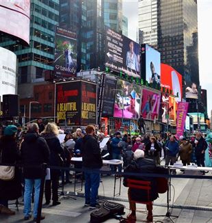 Gesto pro mír na Times Square (Foto: Giuly Riboldi)