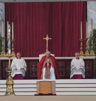 Papež František na pohřbu Benedikta XVI. (©Ansa/Massimo Percossi)