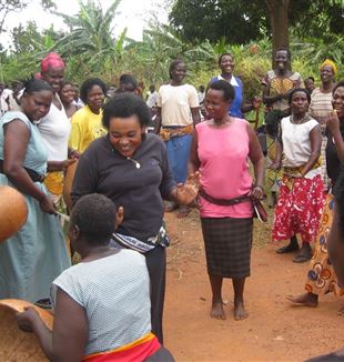 Rose Busingye mezi ženami z Meeting Pointu Kampala, Uganda (Foto Paolo Perego)