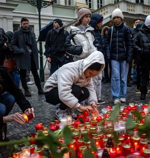 Lidé v Praze uctívají památku obětí masakru (Foto Ansa/Epa/Martin Divišek)