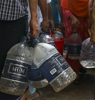 Lidé si dělají zásoby vody v bangladéšské Dháce kvůli suchu (Kazi Salahuddin Razu/NurPhoto via Getty Images)