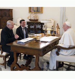 Mons. Filippo Santoro a Davide Prosperi s papežem Františkem na soukromé audienci 15. ledna 2024 (Vatican Media/Catholic Press Photo)