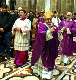 Mons. Mario Delpini při mši za otce Giussaniho. Milánská katedrála, 26. února 2024 (Pino Franchino/Archiv CL)