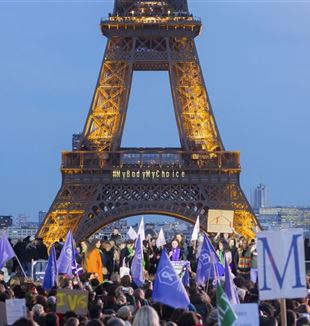 Paříž, demonstrace po revizi ústavy (Foto Vincent Isore/IP3 via ZUMA Press/Ansa)