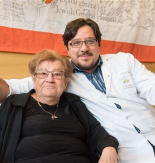 Cristiano Ferrario, onkolog z Jewish General Hospital v Montrealu, s pacientkou
