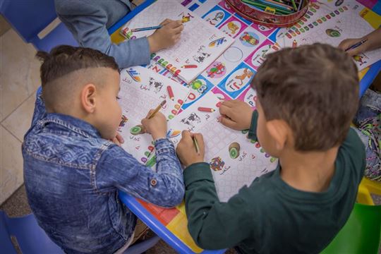 Podpora na dálku poskytuje dětem školní pomůcky: tužky, sešity, fixy (Foto: Avsi)