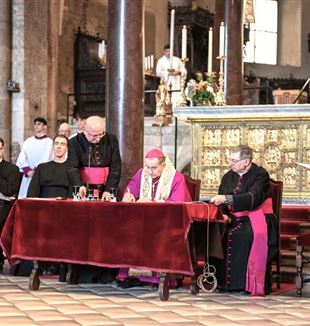 Mons. Mario Delpini podepisuje dokumenty k zahájení svědecké fáze. Po jeho pravici Mons. Ennio Apeciti (foto Pino Franchino/Fraternita CL)