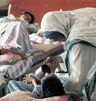 Misionářky lásky Matky Terezy z Kalkaty pomáhají nemocnému v polní nemocnici (Ansa-Sfor)