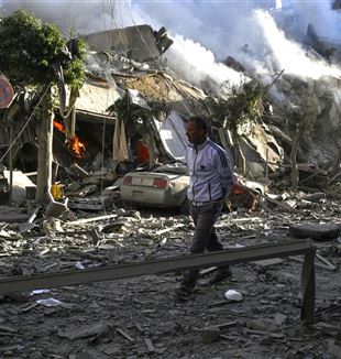 Ulice Bejrútu po bombardování (Foto Ansa/Epa/Wael Hamzeh)