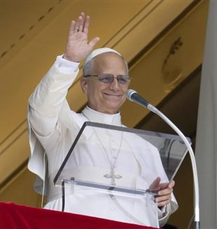 Papež Lev XIV. se modlí Angelus na Svatopetrském náměstí v den svých 70. narozenin (©Ansa/Vatican Media)