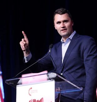 Charlie Kirk během mítinku v Arizoně v květnu (©Ansa/Gage Skidmore/ZUMA Press Wire)