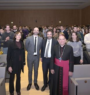 Zleva, mezi studenty: Marta Cartabia, Fabio Mercorio, rektor Francesco Billari a arcibiskup Mario Delpini (©Massimiliano Stucchi)