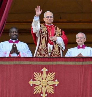 Lev XIV. zdraví shromáždění z centrální lodžie Baziliky sv. Petra (©Vatican Media)