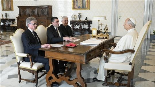 Zleva Alberto Brugnoli, Davide Prosperi a don Andrea D’Auria při soukromé audienci u Lva XIV. (©Catholic Press Photo)