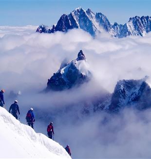 Turisté na Mont Blancu (©Tim Jones/Unsplash)