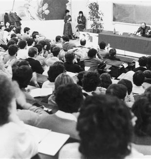 Don Giussani během setkání v 80. letech (©Fraternità CL/Federico Brunetti)