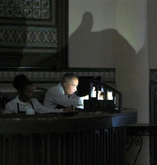 Havana, Kuba. V jedné restauraci se kvůli výpadkům proudu svítí pomocí blesků mobilních telefonů (©Ansa/Li Muzi/Xinhua via ZUMA Press)