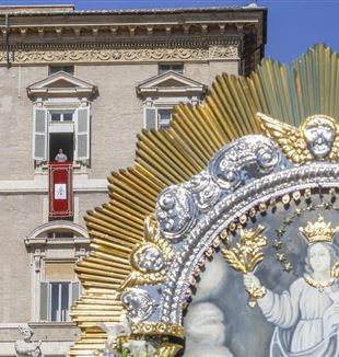 Papež Lev XIV. při modlitbě Anděl Páně (©Ansa/Fabio Frustaci)